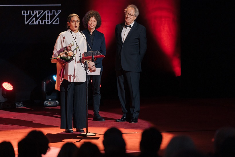 Parte dintr-o generație de cineaste puternice și autentice, Carolina Markowicz își confirmă ascensiunea în cariera de scenaristă și regizoare cu un nou premiu – Premiul pentru Cea mai Bună Regie, acordat de juriul TIFF.22 pentru Mangal/Charcoal. Premiul de 3.500 Euro a fost oferit compania Fortech. Dinamica relațiilor și umorul sec din filmul său de debut i-a adus finlandezei Tia Kouvo Premiul Special al Juriului pentru În Familie/Family Time și 1.500 de Euro oferit de Cemacon. În competiția Zilele Filmului Românesc, Andrei Tănase obține Premiul pentru Debut cu Tigru/ Day of the Tiger, oferit de Banca Transilvania. Între Revoluții/ Between Revolutions a fost desemnat Cel mai Bun Lungmetraj, filmul lui Vlad Petri fiind remarcat de juriu pentru emoția puternică pe care o stârnește în spectatori. Regizorul va primi premiul în valoare de 1500 de Euro, oferit de DACIN SARA, și servicii de laborator analog în valoare de 10,000 Euro, oferite de CINELAB România. Aflată la a doua ediție, competiția What’s Up, Doc este câștigată de Anhell69 un documentar semnat de Theo Montoya, povestea unei generații ce trebuie să se confrunte cu violența din orașul Medelin. Premiul în valoare de 2000 Euro este oferit de TenarisSilcotub. Cei 2.000 de spectatori prezenți i-au aplaudat minute în șir pe cei trei invitați speciali ai galei. Regizorul american Oliver Stone și actorul australian Geoffrey Rush au primit Premiul pentru Întreaga Carieră, iar actorul român Horațiu Mălăele a fost recompensat pentru cariera sa în film și teatru cu Premiul de Excelență. „Toate premiile pe care le-am primit până acum, și au fost multe importante, sunt eclipsate de faptul că sunt aici în Cluj-Napoca, într-un teatru care-mi aduce aminte de începuturile carierei mele. Peste tot unde am umblat în Cluj și împrejurimi am fost primit cu aceeași dragoste și asta nu poate decât să mă facă să mă simt onorat”, a spus Geoffrey Rush într-un discurs pe care l-a rostit pe jumătate în limba română. Publicul a avut verdictul final pentru două premii speciale. Carbon, în regia lui Ion Borș și Libertate, proiecția specială a celui mai recent film semnat de Tudor Giurgiu, au avut proiecții sold out și au primit Premiul publicului, respectiv Premiul Publicului pentru Cel Mai Popular Film Romanesc (Vodafone Hearts’ Award). Lista completă a premiilor oferite la cea de-a 22-a ediție a Festivalului Internațional de Film Transilvania este disponibilă pe tiff.ro